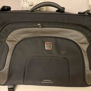 TUMI LUGGAGE 6733D TRI FOLD GARMENT BAG CARRY TYPE
TRAVEL